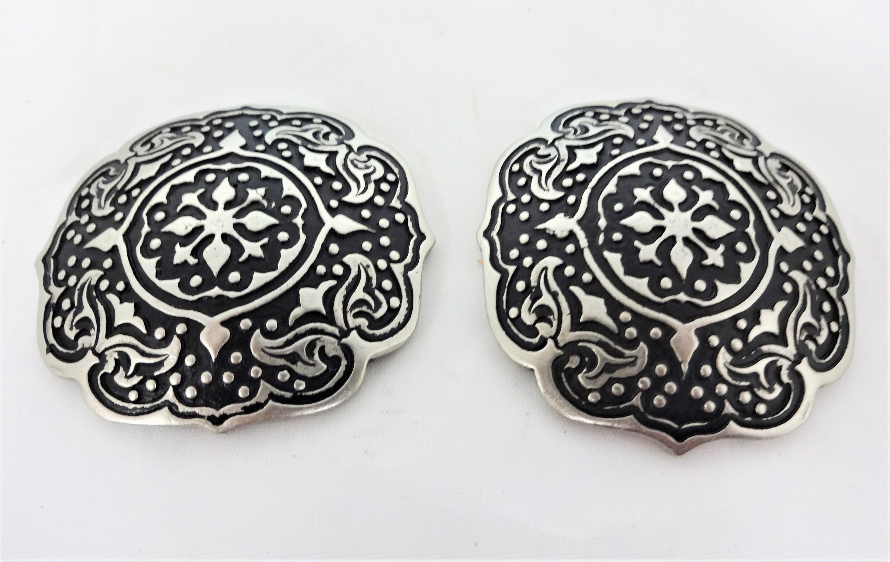 Coppia Conchas Western Jeremiah Watt In Bronzo Bianco Con Attacco A Vite Posteriore - Per Sella Cavallo