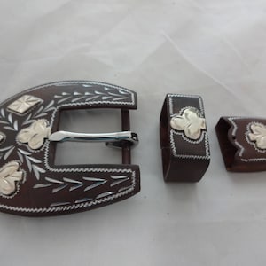 Conjunto de 3 fivelas New Hansen, com alça e ponta para cartas, em ferro marrom, prata esterlina, com sobreposição de arreios para cavalos, em formato de coração e diamante, para clube de espadas