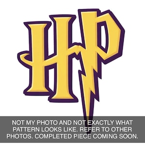 Può includere: Un logo giallo e viola con le lettere "HP" e un fulmine. Il testo in basso dice: "NOT MY PHOTO AND NOT EXACTLY WHAT PATTERN LOOKS LIKE. REFER TO OTHER PHOTOS. COMPLETED PIECE COMING SOON."