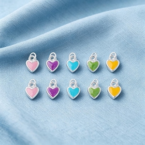Pequeño dije de corazón de esmalte colorido para regalo de cumpleaños de hija, delicado símbolo de amor en tonos pastel - SS00156PD