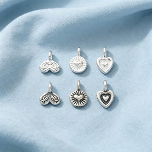 Små hjärtberlocker i sterlingsilver, minihänge med solskensskiva och dubbel fisk, smyckesfynd i antik och ljust silver, SS00031PD