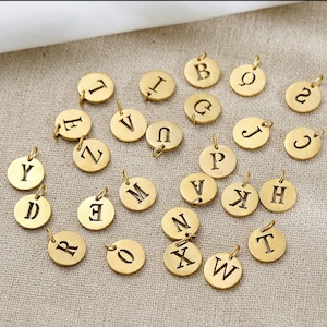 18K Gold & Silber Initial Charms | Durchbrochener Buchstabe Anhänger | Alphabet Anhänger zur Schmuckherstellung | 12 mm minimalistisches Cutout-Monogramm