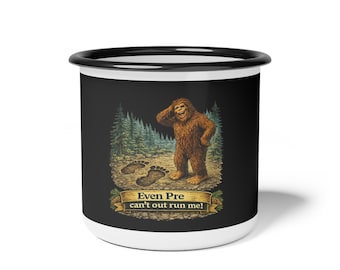 Caneca de acampamento esmaltada com estampa de cena de acampamento do Pé Grande | Pegadas de Sasquatch na floresta