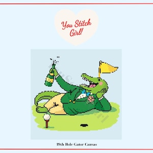 Pode incluir: Ilustração de um jacaré verde de terno, segurando uma garrafa de champanhe em um campo de golfe. Uma bola e uma bandeira de golfe estão presentes. O texto diz "You Stitch Girl!" e "19th Hole Gator Canvas."