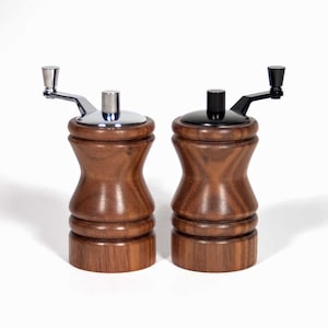 Juego de molinillos pequeños Walnut Ferris, con molinillos de sal y pimienta ajustables.