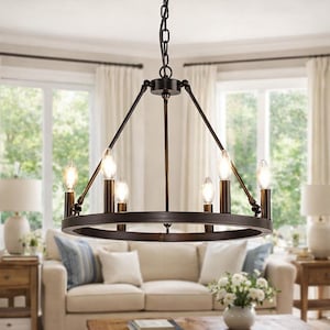 Puede incluir: Un candelabro de bronce oscuro de seis luces con un diseño circular. Los accesorios de iluminación están dispuestos alrededor del círculo, con bombillas expuestas. El candelabro cuelga de una cadena y está suspendido sobre un salón.