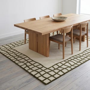 Tappeto in lana trapuntato a mano, tappeto con motivo a griglia ondulata, tappeto con bordo a scacchi irregolari verde oliva e crema, arredamento moderno minimalista, complemento d'arredo Wabi Sabi.