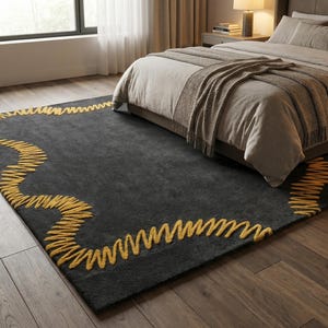Könnte beinhalten: Dunkelgrauer rechteckiger Teppich mit gelbem Zickzackmuster am Rand. Der Teppich liegt auf einem Holzboden in einem Schlafzimmer, in der Nähe eines Bettes mit neutraler Bettwäsche. Größe: ca. 200 cm x 300 cm.