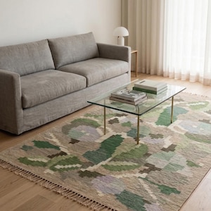 Alfombra de lana tejida plana con motivos botánicos verdes / Kilim floral geométrico con flecos / Alfombra bohemia en tonos tierra salvia y beige / Decoración moderna estilo cottagecore