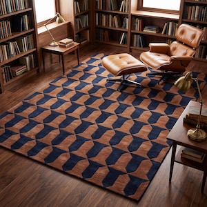 Op de afbeelding: Een groot rechthoekig vloerkleed met een herhalend geometrisch patroon in diep marineblauw en warm terracotta oranje. Het kleed bedekt een aanzienlijk deel van de houten vloer en toont een symmetrisch ontwerp van in elkaar grijpende vormen.