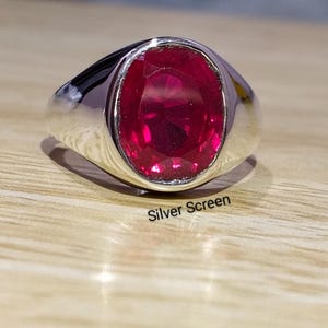 Anillo de plata de ley con rubí natural y gema rosa talla cojín.
