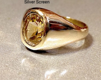 Signetring i vintagestil i guld, oval champagnefärgad ädelsten, statementring med besättning