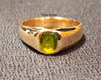 Bague chevalière en or et péridot, bague imposante en pierre précieuse ovale verte