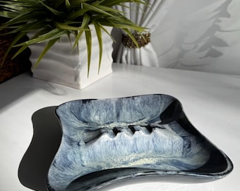 Cinzeiro vintage canadense de cerâmica, porta-objetos de cerâmica marmorizada em tons de azul e cinza, prato quadrado para pequenos objetos, decoração escultural com esmalte esfumaçado.
