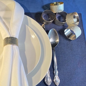 Vintage-Serviettenringe in Goldoptik, 8er-Set | Serviettenhalter aus gebürstetem Metall mit Struktur | Tischdekoration im Mid-Century-Stil