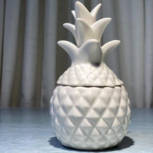Vintage-Ananas-Einmachglas aus weißer Keramik mit Deckel, tropische Schmuckdose, Palm-Beach-Dekor, Aufbewahrung im Küstenhausstil, Hollywood Regency