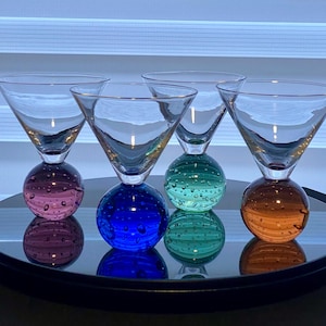 Art Glass Martini Glazen – Set van 4 | Handgeblazen bubbelvormige voet | Blauwgroen amberroze | Vintage moderne barbenodigdheden