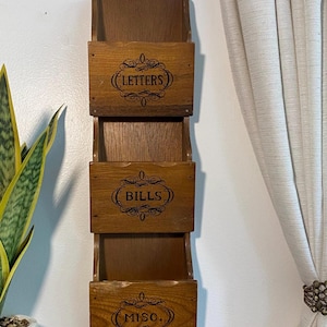 Organizador de correo de madera vintage hecho en Japón | Soporte de pared de 3 niveles para cartas | Organizador de facturas | Decoración rústica para la entrada | Estilo mediados de siglo