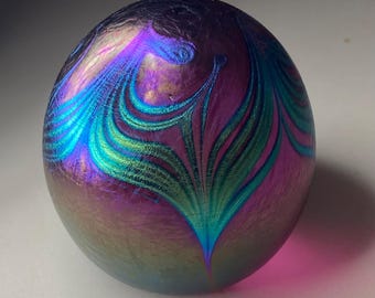 Schimmernde Briefbeschwererkugel aus Kunstglas mit lila-türkisfarbenem Pfauenfeder-Design, 477,7 g, Vintage-Studioglas