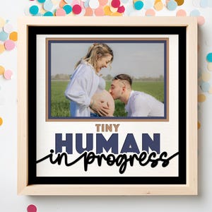 Archivos SVG de caja de sombras de embarazo de un pequeño humano en progreso, regalo SVG para el Día de la Madre, regalo de embarazo para baby shower, marco de fotos SVG 3D personalizable