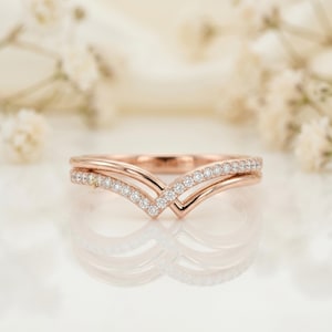 Minimalistisches V-förmiges Chevron Band zum Stapeln. Handgefertigte 14k Rose Gold mit Zarte Pavé Akzente. Eleganter und vielseitiger edler Schmuck für Sie.