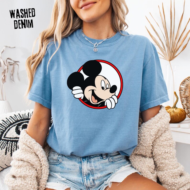 Maglietta Comfort Colors® con Topolino, Maglietta con Topolino che sbircia in cerchio, Maglietta Disney World, Maglietta per ragazzi, Maglietta per bambini piccoli, Maglietta Disney Park immagine 4