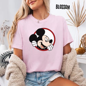 Maglietta Comfort Colors® con Topolino, Maglietta con Topolino che sbircia in cerchio, Maglietta Disney World, Maglietta per ragazzi, Maglietta per bambini piccoli, Maglietta Disney Park immagine 5