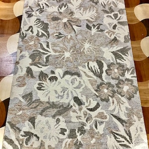 Floral Hand Tufted Gray Rug Material Wool and Fur Size 5X8.