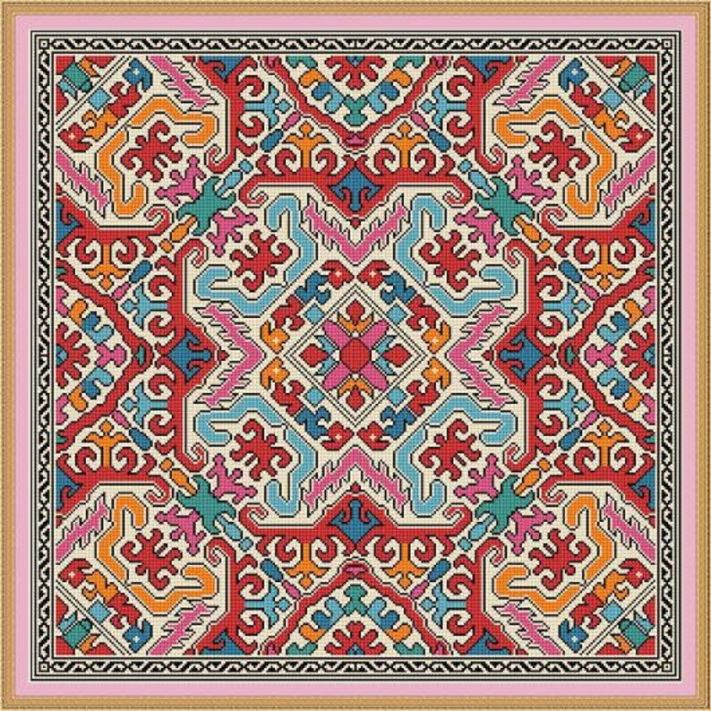 K&ouml;nnte beinhalten: Ein quadratisches, kreuzgesticktes Textil mit einem komplexen geometrischen Muster. Das Design zeigt ein zentrales Sternmotiv in Rosa, umgeben von sich wiederholenden Formen in Rot, Orange, Blau und T&uuml;rkis, vor einem cremefarbenen Hintergrund. Der Rand ist ein schwarz-wei&szlig;es Muster.