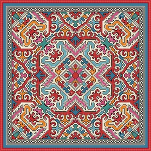 K&ouml;nnte beinhalten: Ein quadratischer Stoff mit einem detaillierten, farbenfrohen Muster. Das Design umfasst geometrische Formen und florale Motive in Rot, Blau, Orange und Rosa auf cremefarbenem Hintergrund. Ein blauer Rand umrahmt das zentrale Design.