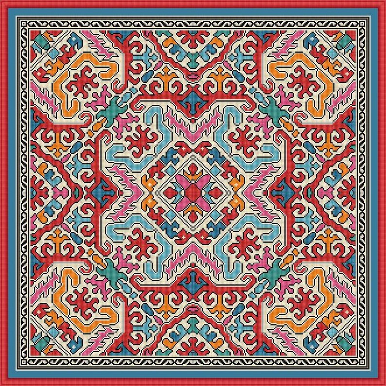 K&ouml;nnte beinhalten: Ein quadratischer Stoff mit einem detaillierten, farbenfrohen Muster. Das Design umfasst geometrische Formen und florale Motive in Rot, Blau, Orange und Rosa auf cremefarbenem Hintergrund. Ein blauer Rand umrahmt das zentrale Design.