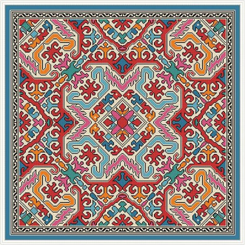 K&ouml;nnte beinhalten: Ein quadratisches Kreuzstichmuster mit einem komplexen geometrischen Muster. Das Design verwendet Rot, Orange, Blau, Rosa und T&uuml;rkis auf einem cremefarbenen Hintergrund. Ein blauer Rahmen umrahmt das komplizierte Kunstwerk.