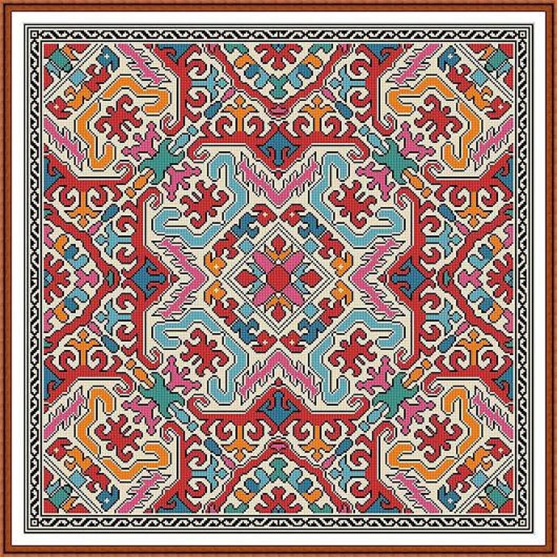 K&ouml;nnte beinhalten: Ein quadratisches, gerahmtes Kreuzstichmuster mit einem symmetrischen Design. Das Muster verwendet Rot, Orange, Blau, Rosa und Gr&uuml;n auf einem cremefarbenen Hintergrund. Der Rahmen ist dunkelbraun. Das Design erinnert an einen traditionellen Teppich.