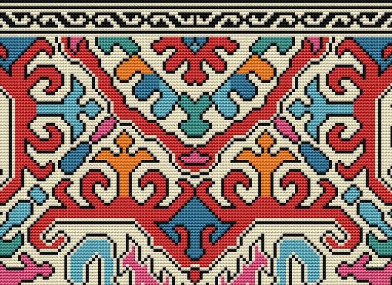 K&ouml;nnte beinhalten: Detailliertes, farbenfrohes Muster mit sich wiederholendem Design. Es zeigt rote, blaue, orangefarbene und rosa Elemente auf cremefarbenem Hintergrund. Das Muster hat einen Rand mit schwarz-wei&szlig;en geometrischen Formen, geeignet f&uuml;r Textilien.