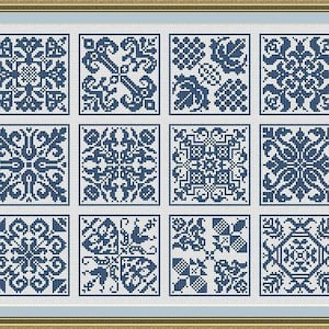 Puede incluir: Un conjunto de 12 patrones de punto de cruz azul y blanco con diseños geométricos y florales.
