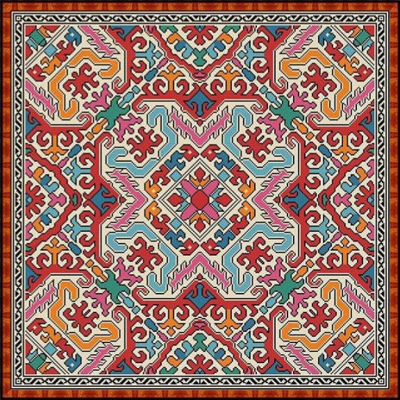 K&ouml;nnte beinhalten: Quadratischer Textilstoff mit komplexem geometrischen Muster. Das Design zeigt sich wiederholende Formen in Rot, Orange, Blau, Rosa und Gr&uuml;n auf cremefarbenem Hintergrund, umrahmt von einem braunen Rand mit schwarz-wei&szlig;em Muster.