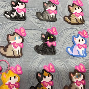 Op de afbeelding: Een set van drie keramische nestkommen in blauwe, groene en witte tinten. De kommen hebben een gespikkelde glazuur en een eenvoudig, modern ontwerp. De grootste kom heeft een diameter van ongeveer 15 cm.