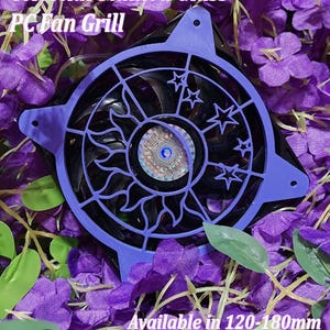 Puede incluir: Una rejilla de ventilador de PC de vidrieras celestiales en un tono púrpura vibrante. El diseño presenta un motivo de sol y estrellas. El texto de la imagen dice "Celestial Stained Glass PC Fan Grill" y "Available in 120-180mm Custom Colours Available DM for Custom Designs! <3".