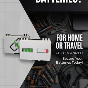 Op de afbeelding: Witte 3D-geprinte batterij organizers met batterijniveau-indicatoren en een bliksemsymbool. De afbeelding bevat de tekst: "Moe van losse batterijen?" en "Voor thuis of op reis". De afbeelding toont ook batterijen en oplaadkabels.