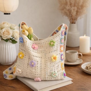 Op de afbeelding: Een witte keramische mok met een zwart handvat en de tekst "But First, Coffee" in een zwarte, vette letter. De mok staat op een wit oppervlak.