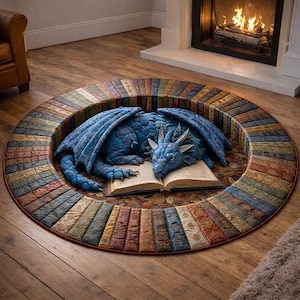 Puede incluir: Una alfombra redonda con un diseño de dragón azul durmiendo sobre un libro abierto, rodeado por un borde de libros. La alfombra está colocada sobre un suelo de madera, cerca de una chimenea.
