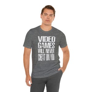 Videospel kommer aldrig att vara otrogen mot dig T-shirt | Unisex