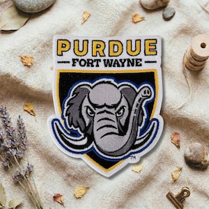 Puede incluir: Un juego de tres tazas de cerámica con un acabado moteado y mate. Las tazas son de color crema, gris claro y gris oscuro. Cada taza tiene un diseño simple y minimalista.