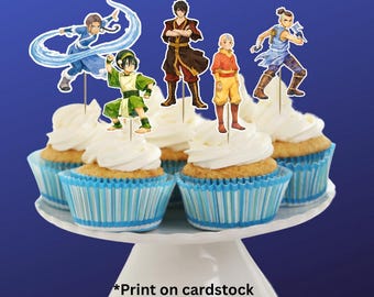 以下が含まれることがあります： 白いフロスティングとキャラクターのトッピングが付いたカップケーキが、白いケーキスタンドに載っています。カップケーキは青と白のストライプのカップケーキケースに入っています。トッピングは人気アニメシリーズのキャラクターです。テキスト「*Print on cardstock」が表示されています。