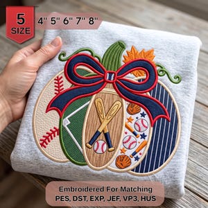 Può includere: Una felpa grigio chiaro con un ricamo a forma di zucca a tema baseball, che include texture di palla, campo verde, venature del legno con mazze incrociate e gessato blu navy. Un grande fiocco blu navy con bordo rosso decora la parte superiore. Testo: 5 SIZE 4" 5" 6" 7" 8" e Embroidered For Matching PES, DST, EXP, JEF, VP3, HUS.