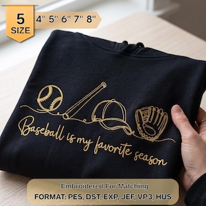 Op de afbeelding: Een zwarte hoodie met gouden borduursel van een honkbal, een knuppel, een pet en een handschoen verbonden door een lijn, met de tekst "Baseball is my favorite season". Een label geeft 5 maten aan van 4 tot 8 inch en bestandsformaten PES, DST, EXP, JEF, VP3, HUS.