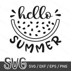 Pode incluir: Design gráfico a preto e branco com uma fatia de melancia com as palavras "hello SUMMER" numa fonte divertida. Inclui "SVG" e opções de tipo de ficheiro: SVG / DXF / EPS / PNG.