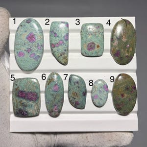 Cabochon di rubino fuchsite naturale, corindone rosa-verde, materiale per la creazione di gioielli con filo metallico.