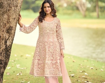 Conjunto Sharara em tule, bordado floral rosa claro, kurta zarkan com aplicações de miçangas.