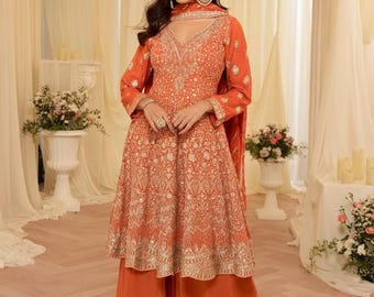 Conjunto Sharara laranja, em georgette com bordados em zardozi e detalhes em lantejoulas, ideal para cerimônia de mehndi.